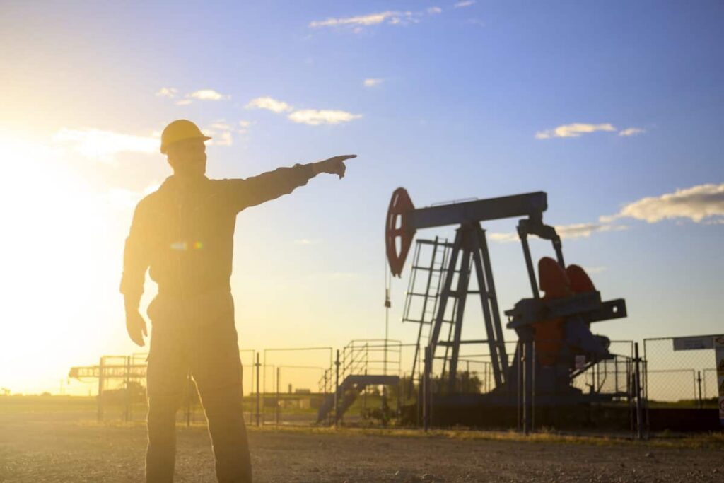 Oil & Gas Stocks Are Back on the TSX30 After a Year on the Sidelines Oil industry worker works in oilfield